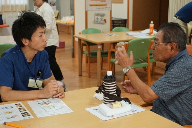 「足の悩み相談会」の様子です。